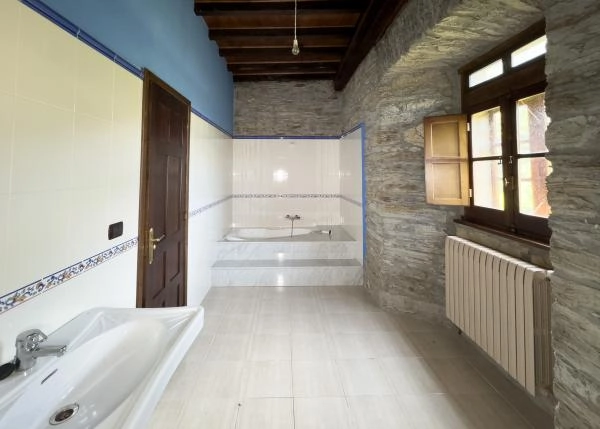 2107-Galicia, Lugo, Pontenova, bathroom 2