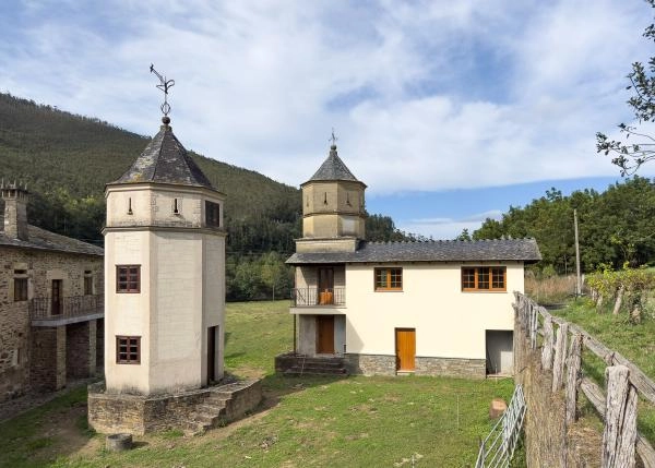 2107-Galicia, Lugo, Pontenova, rear of Pazo 