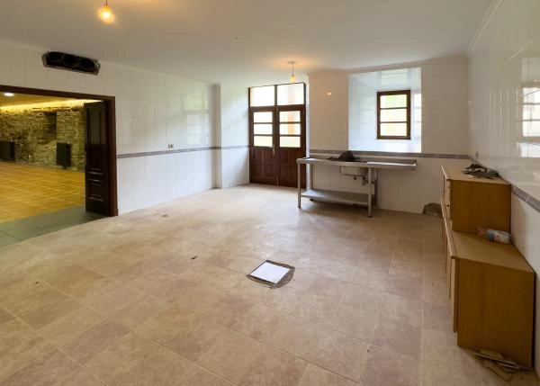 2107-Galicia, Lugo, Pontenova, kitchen 1