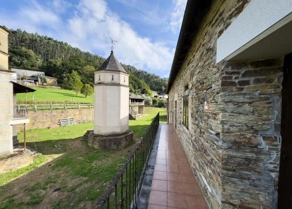 2107-Galicia, Lugo, Pontenova, balcony 2