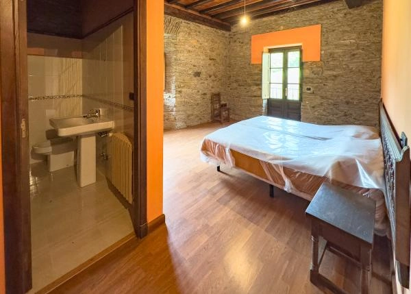 2107-Galicia, Lugo, Pontenova, bedroom 5