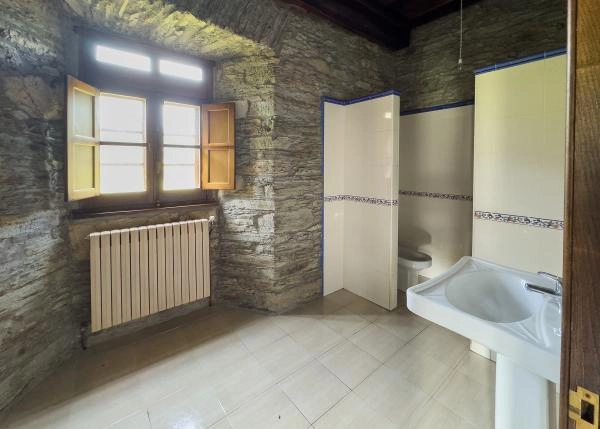2107-Galicia, Lugo, Pontenova, bathroom 1