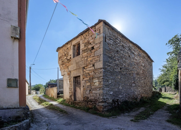 2128 - Galicia, Lugo, Outeiro de Rei, view from the road 3