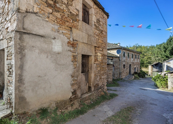 2128 - Galicia, Lugo, Outeiro de Rei, facade from the road