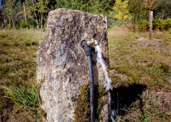 2128 - Galicia, Lugo, Outeiro de Rei, view of water tap 2