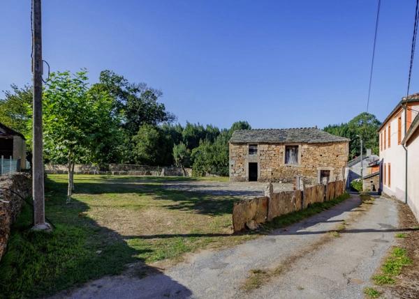 2128 - Galicia, Lugo, Outeiro de Rei, view from the road 2