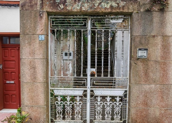 Galicia, La Coruña, Noia, gate to door