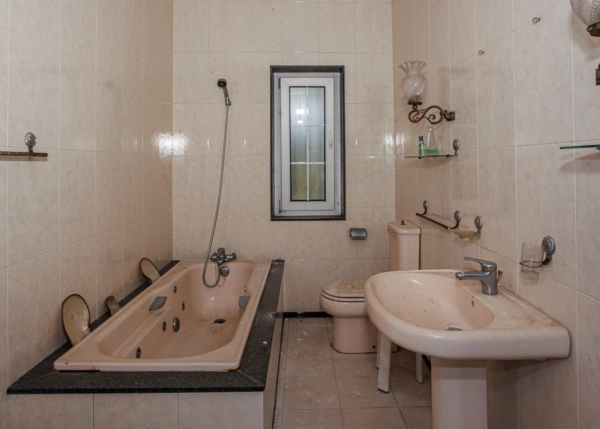 Galicia, La Coruña, Noia, bathroom, 3