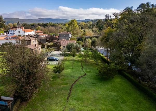 Galicia, La Coruña, Melide, casa con puente