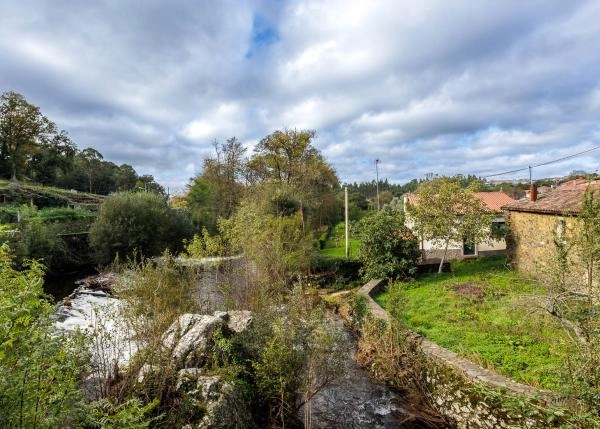 Galicia, La Coruña, Melide, vista de casa desde puente