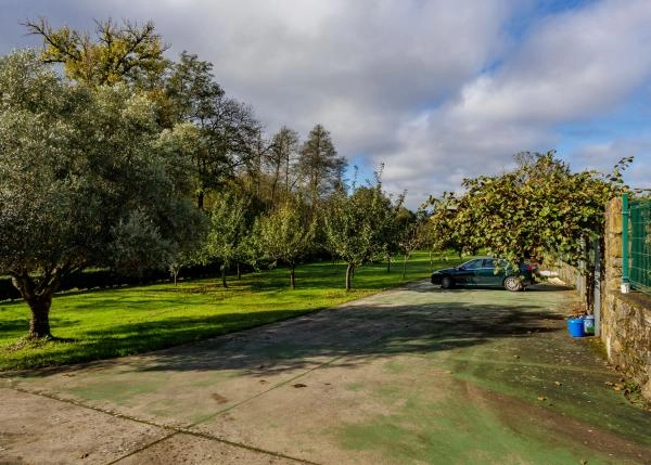Galicia, La Coruña, Melide, finca con aparcamento