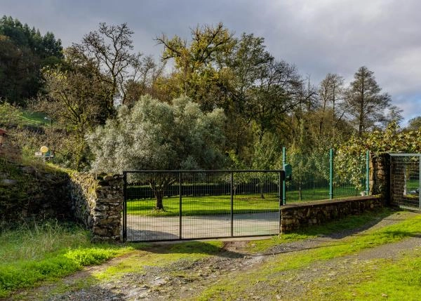 Galicia, La Coruña, Melide, puerta a aparcamiento