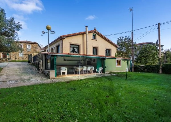 Galicia, La Coruña, Melide, house seen from river