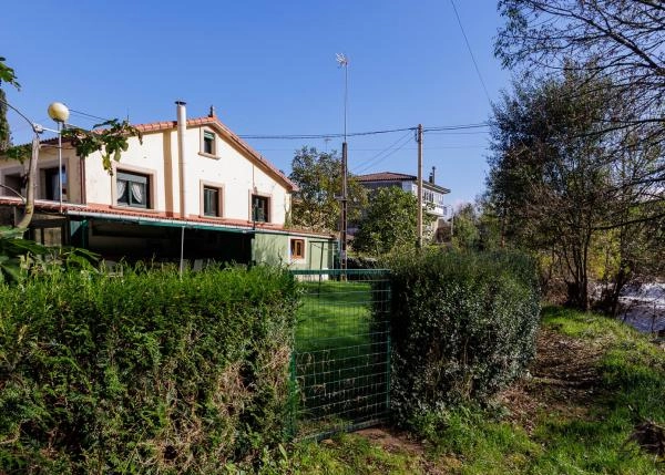 Galicia, La Coruña, Melide, casa con senda al lado del río