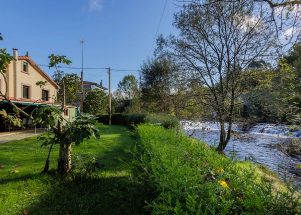 Galicia, La Coruña, Melide, vista de casa al lado de rio