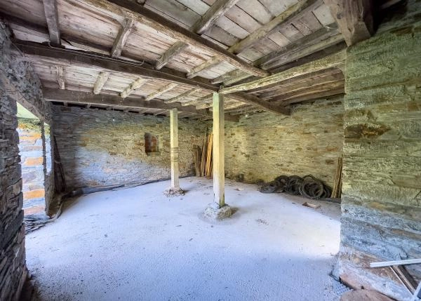 Galicia, Lugo, a Pontenova, garage 1