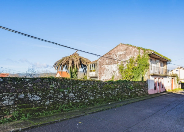 Galicia, La Coruña, Noia, vista lateral de casa