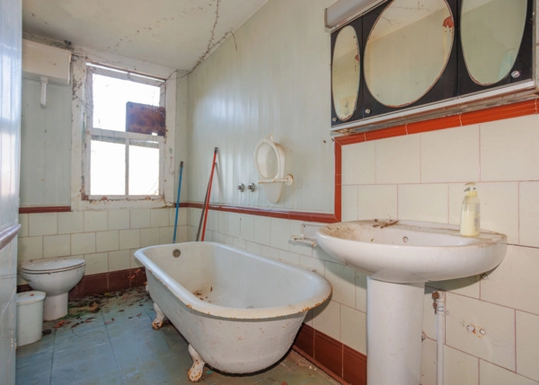Galicia, La Coruña, Noia, baño viejo 1