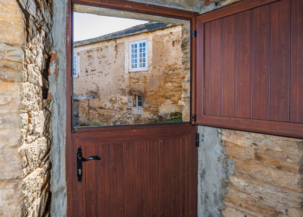 Galicia, Lugo, Becerreá, door on to courtyard