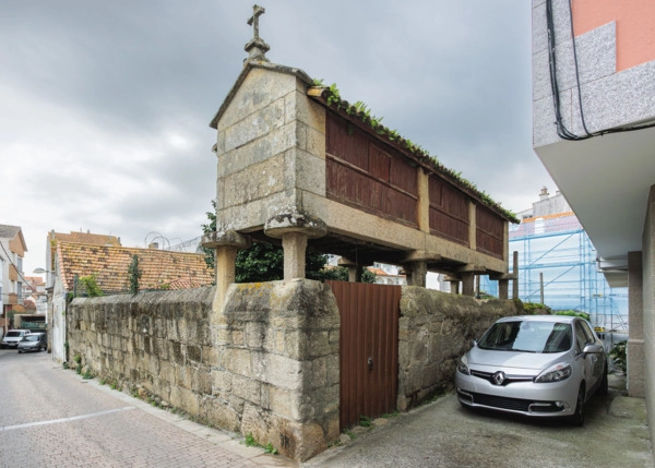 Galicia, Pontevedra, Sanxenxo, horreo on wall