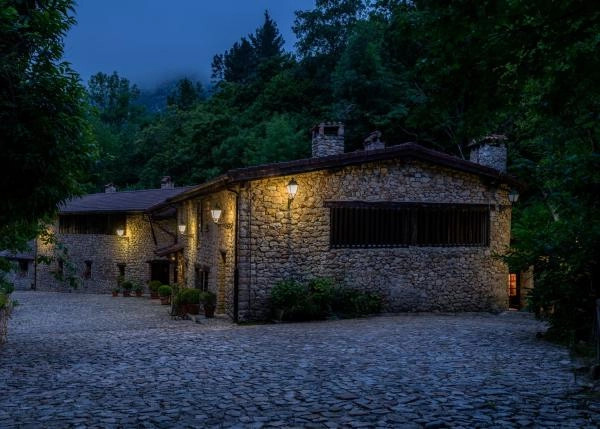 Asturias, Alles, La Tahona exterior view night time