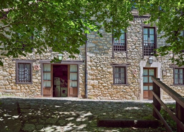 Asturias, Alles, las casas en Besnes, vista exterior 3