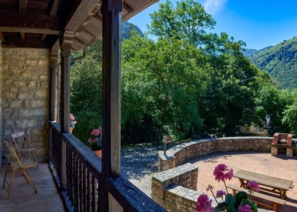 Asturias, Alles, las casas en Besnes, vista exterior 7