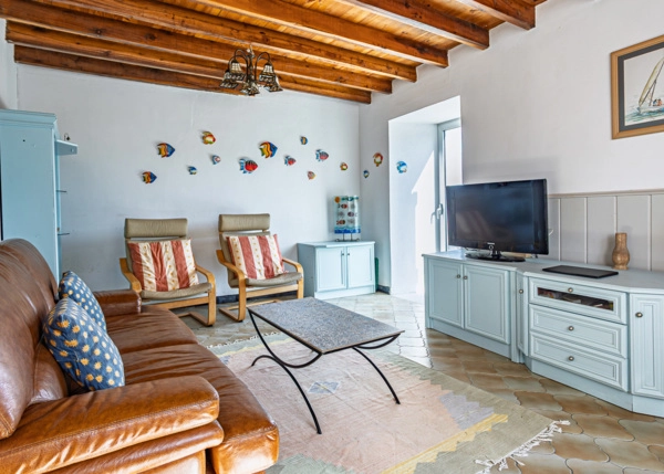GCH-livingroom-bright-house-beach