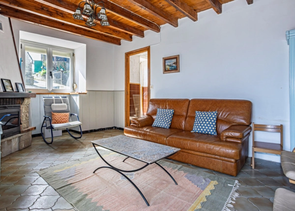 GCH-livingroom-house-beach-fireplace
