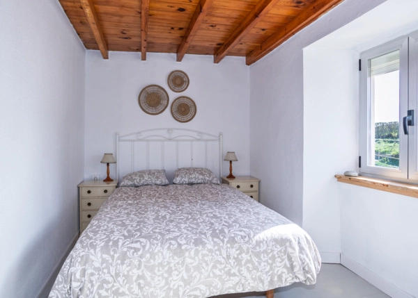 GCH-bedroom-wooden-ceiling-beach