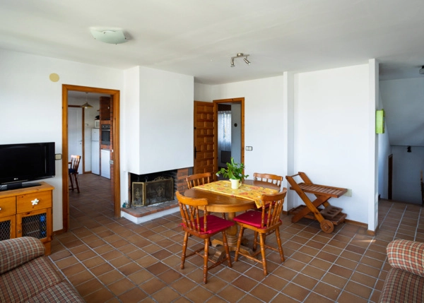 GCH-2214-spacious-dining-room-fireplace