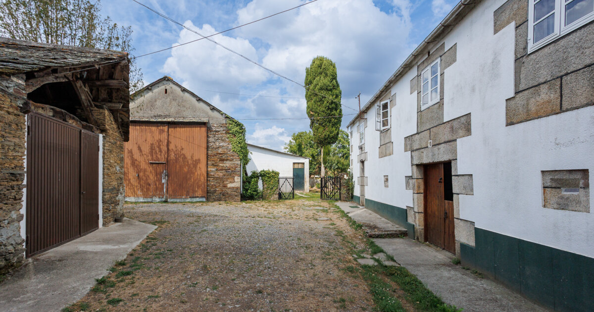 Rustic house with outbuildings and 1-hectare plot in Begonte