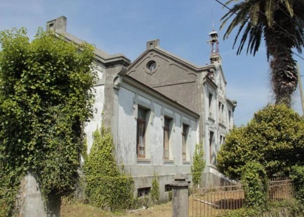  Galicia, La Coruña Ortiguiera, escuela vista lateral