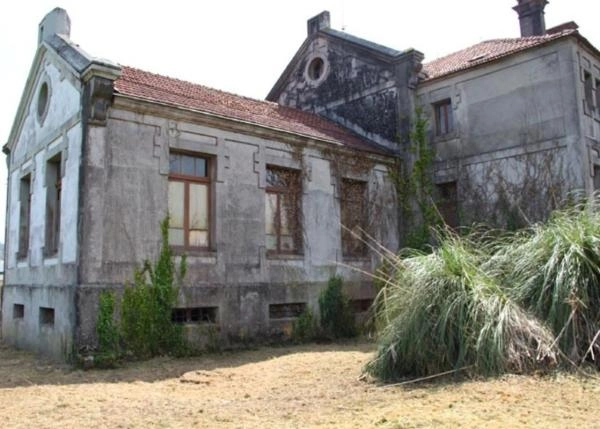 Galicia, La Coruña Ortiguiera, escuela vista trasera