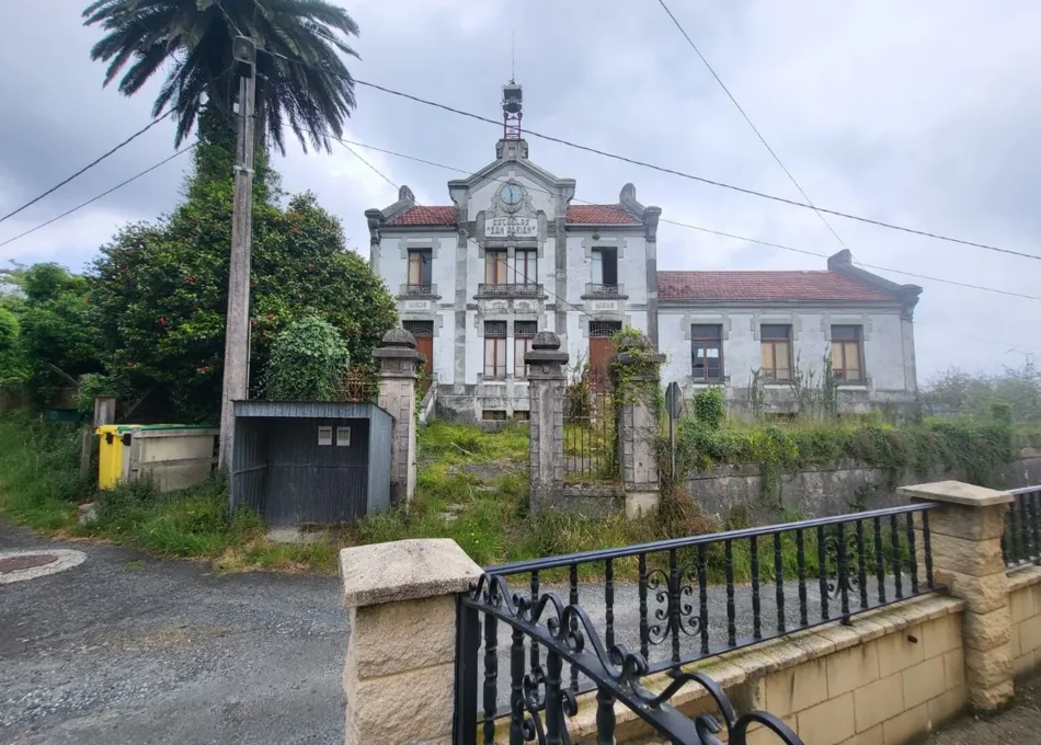 Galicia, La Coruña Ortiguiera, school front view