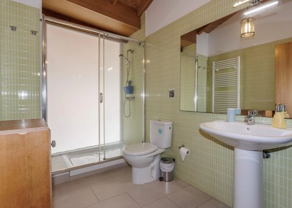 Galicia, Ourense, Ribeira Sacra, hotel rural interior apartamento , baño 1